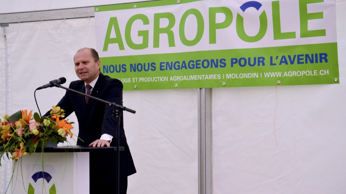 Lors d'une journée portes ouvertes organisée sur site de l'Agropôle, Philippe Leuba, Conseiller d'État du canton de Vaud et chef du Département de l'économie et du sport, gratifie le projet de réel "diamant brut".